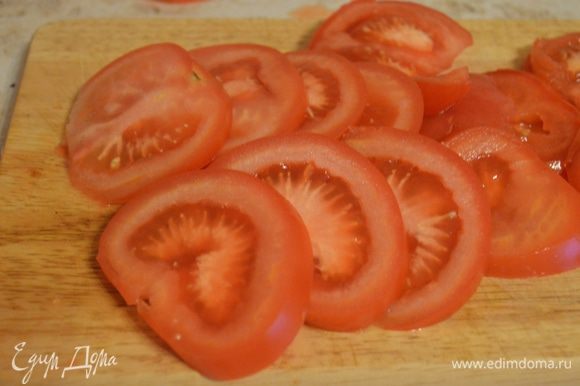 Свежие помидоры нарезать кружочками.
