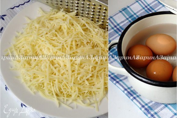 Яйца сварить, очистить и натереть на терке. Твердый сыр также натереть на терке.
