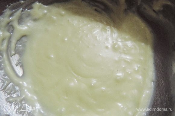 Размягченное сливочное масло взбиваем со сгущенным молоком до однородности.