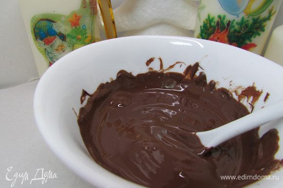 Растопите шоколад на водяной бане.
