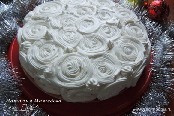 Теперь с помощью кондитерского мешка и насадки "звездочка" украсить торт "снежными" завитками. Такой узор смотрится очень нарядно и празднично.