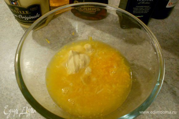В это время приготовить глазурь. Снять цедру с апельсина, выжать сок, добавить остальные ингредиенты.