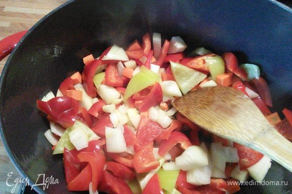 Разогрейте масло в кастрюле с толстым дном. Обжарьте овощи на масле в течении 3-5 мин.