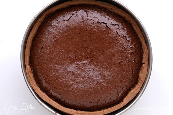 Вылить шоколадную массу в готовую песочную основу, отправить в духовку примерно на 20 минут при 180 градусах. Выпекать до тех пор, пока начинка перестанет покачиваться.