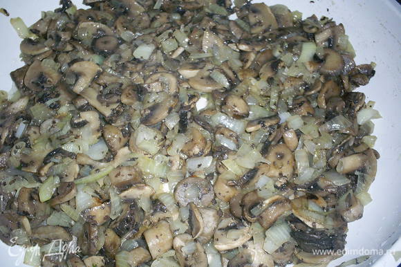 Для грибной начинки шампиньоны обжариваем с луком до золотистого цвета лука. Даем остыть. Начинка обязательно должна быть холодной или слегка теплой.