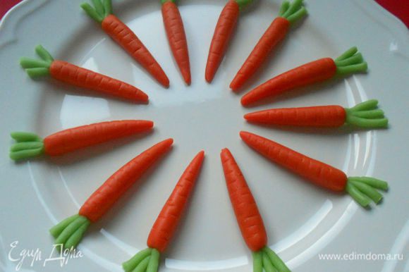 Все!) Можно украшать кекс! Сегодня я решила сделать морковки с хвостиками)