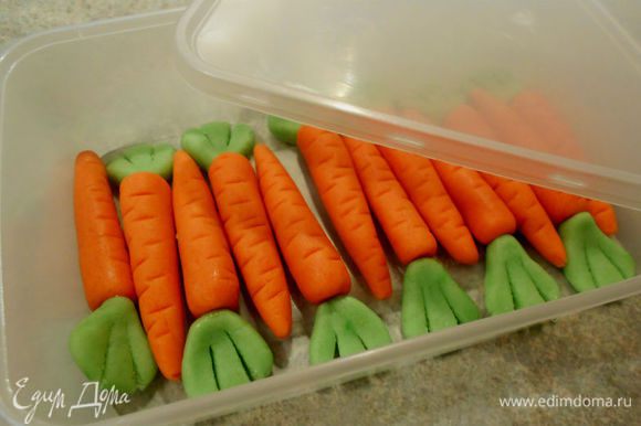 Можно сложить морковки в герметичный контейнер до нужного момента. Надеюсь, что теперь удовлетворила всех недоверчивых.