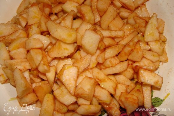 Пока готовиться тесто, сделаем начинку. Яблоки почистить. Нарезать кубиками, посахарить, добавить корицу и лимонную цедру. Яблоки пустят сок, который стечет на дно тарелки.