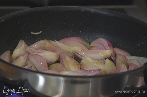 Разогреть в сковороде со съемной ручкой оливковое и сливочное масло и обжарить лук до золотистого цвета.