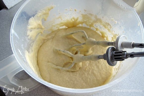 Поставить духовку на разогрев при 180 градусах. Мягкое масло взбить с сахарным песком до пушистого состояния. Продолжая взбивать ввести яйца и молоко.
