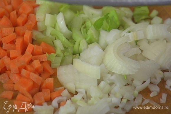 Морковь и лук почистить и нарезать небольшими кубиками.