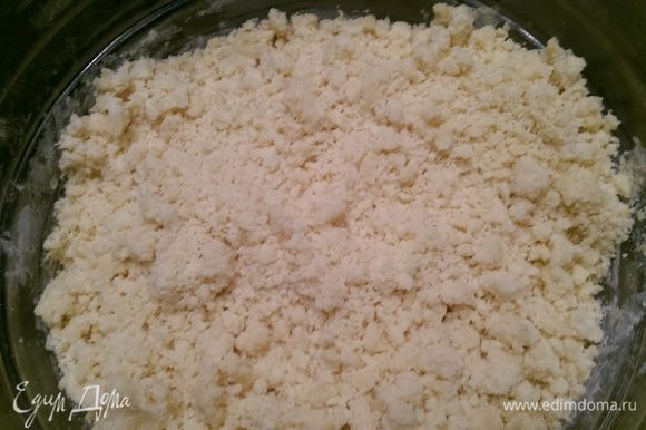 В полученную смесь нарезать кусками масло, добавить соль, соду (погасить), потихоньку добавлять муку. Тесто должно получиться рассыпчатым.