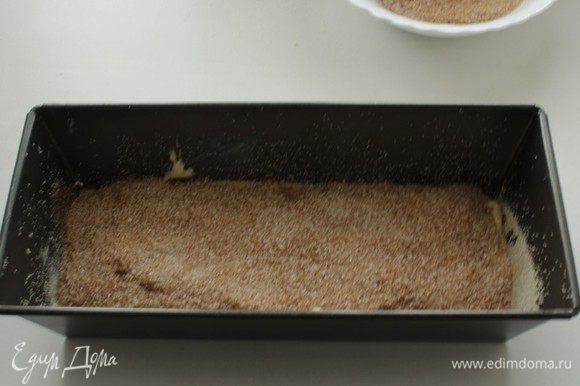 Выложить половину тесто в подготовленную форму, посыпать 3/4 от общего количества сахара с корицей, распределив равномерно по всей поверхности.