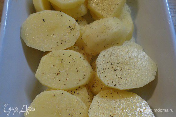 Выложим картофель в форму для запекания слоями, присыпая между каждым слоем солью и молотым перцем через слой.