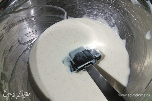 Через несколько минут сырная масса начнёт желироваться, за это время взбейте сливки, вмешайте их лопаточкой.