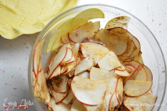 За 2-3 часа до приготовления пирога (можно на ночь) яблоки тонко порезать полукругом. Засыпать сахаром с корицей, добавить сок половинки лимона. Перемешать. Оставить, чтобы яблоки стали мягкими.