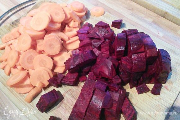 За 35-40 мин до окончания варки добавить нарезанные кубиком примерно 2 х 2 см буряк и морковку, нарезанную кружочком.