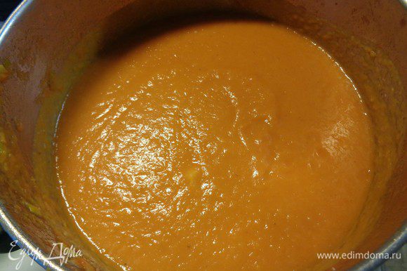 Суп снять с плиты. Вынуть из супа лавровый лист, добавить сливки и пюрировать с помощью погружного блендера.