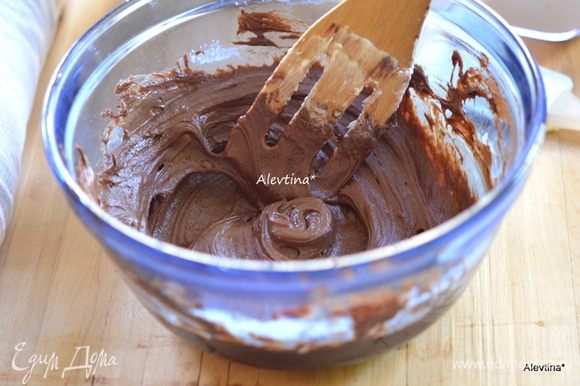 Смешать вторую часть крема с шоколадной массой, соль, добавить ¼ ст. густых сливок, перемешать.