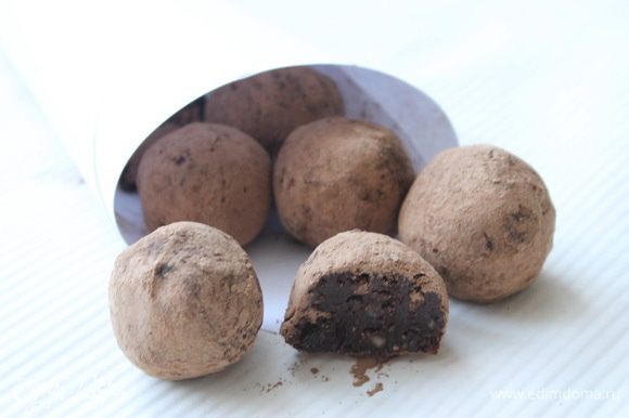 Сформировать из полученной плотной массы шарики и обвалять их в какао-порошке. Через пару часов можно наслаждаться домашними конфетами.