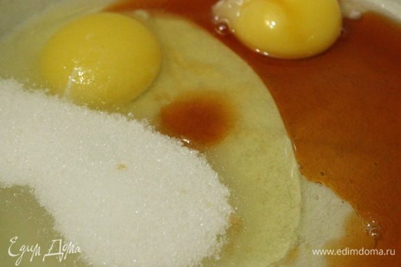 Взбить яйца с сахаром и сиропом шиповника до увеличения массы в 4 раза.