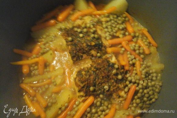 Готовить до готовности картошки. Промыть горошек и морковь, добавить в кастрюлю. Огонь выключить и дать постоять 5 минут. Приятного аппетита.