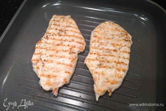 Обжарьте куриные грудки на сковороде гриль по 2-4 минуты на каждой стороне.