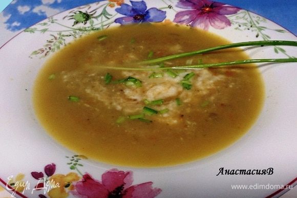 Вначале в глубокую тарелку налить каштанового супа, в центр кладем пюре из сельдерея, посыпать рубленым шнитт-луком. Приятного аппетита!