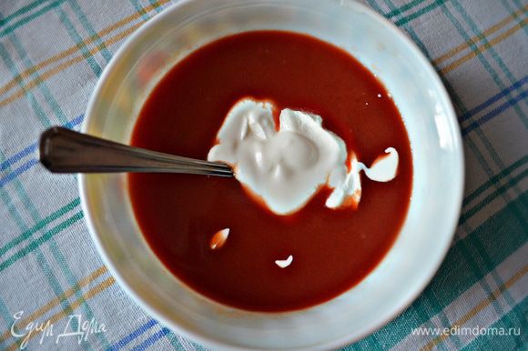 Для соуса к томатному соку добавьте сахар, сметану и перемешайте, а при необходимости - подсолите.