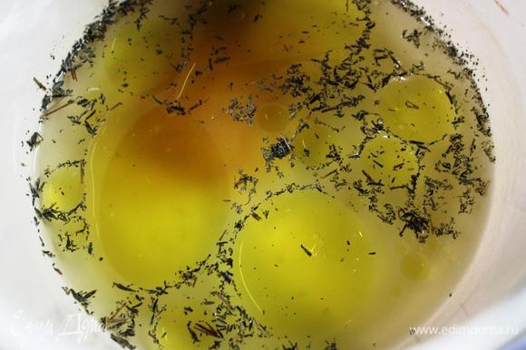 В слегка подогретый овощной бульон добавляем мед, оливковое масло, сушеный тимьян и 1 ст.л. без горки дрожжей. Перемешиваем, накрываем полотенцем и оставляем минут на 10 или до активации дрожжей.