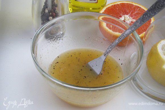 Приготовить заправку. Выжать сок из апельсина и лайма, добавить мед и оливковое масло. Посолить, поперчить и перемешать до получения однородной эмульсии.