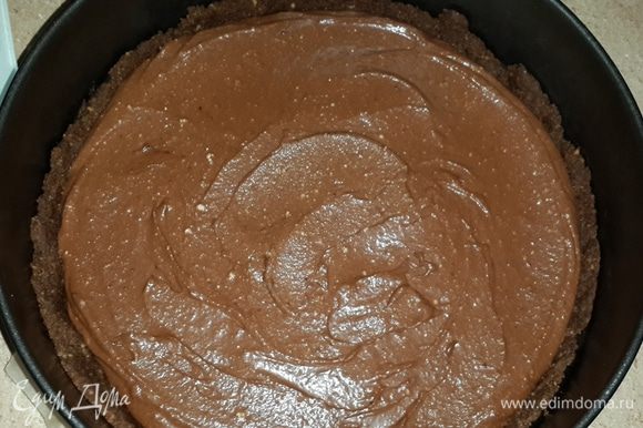 На остывшую основу выкладываем шоколадный слой. Ставим в холодильник на 10 минут для того чтобы масса застыла и слои не перемешались.