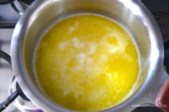 В кастрюлю налить воду, положить сливочное масло и щепотку соли. Довести до кипения и до полного растворения масла в воде.