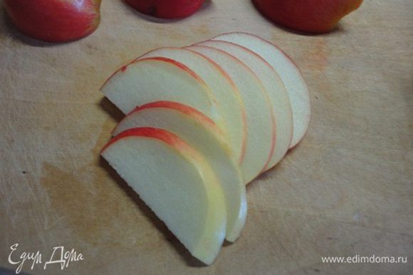 Нарезать яблоки тонкими ломтиками и сбрызнуть лимонным соком.