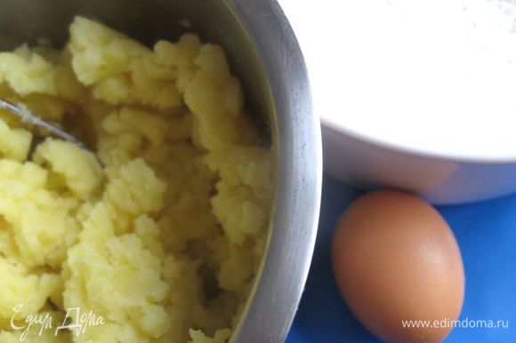 Когда картофель остынет до теплого состояния - размять, после полного остывания добавить яйцо, муку, соль и перемешать.