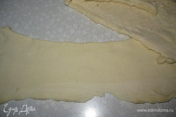 Тесто разморозить при комнатной температуре. Растянуть тесто руками в разные стороны, но не раскатывать. Разрезать на узкие полоски.