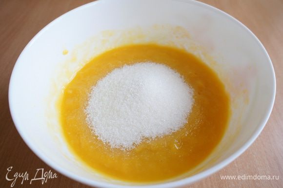 Из манго (без сиропа) сделать пюре. Добавить сахар обычный и ванильный.