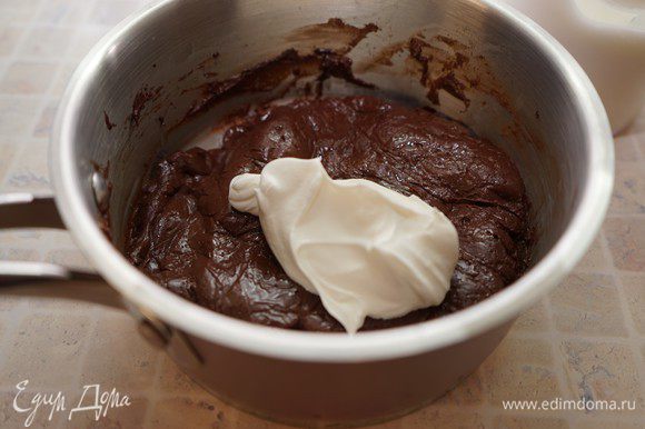 Доделаем шоколадный мусс - шоколадный крем как раз остыл. Взбить охлажденные сливки (175 грамм) до устойчивости и подмешать их в крем.