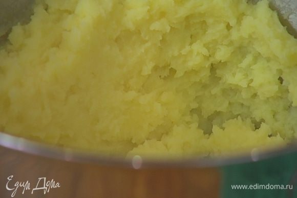 Готовый картофель посолить, добавить 1 ч. ложку сливочного масла, влить немного воды, в которой он варился, и размять толкушкой в пюре.