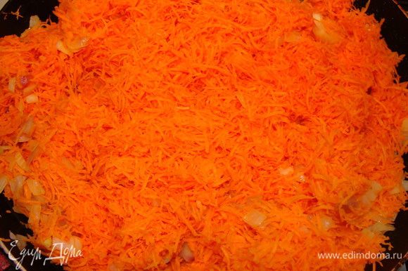 Лук измельчить. Морковь натереть на мелкой терки, обжарить на сковороде, смазанной растительным маслом, до золотистого цвета.