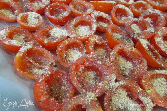 Припорошить помидоры сухарно-чесночной смесью. И отправить в разогретую духовку (180 градусов), 25 минут. Помидоры остудить.