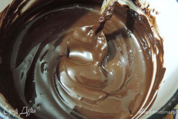 Готовим глазурь. Шоколад соединяем со сметаной и постоянно помешивая дожидаемся, пока весь шоколад растопится, и у нас получится красивая однородная шоколадная масса.