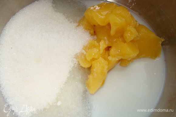 В высокую кастрюлю поместить мед, сахар, соль, молоко.