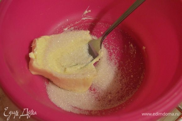 Размягченное сливочное масло перетереть с сахаром+ванильный сахар.
