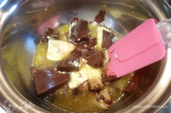 Для начала включаем разогреваться духовку до 180С. Топим шоколад со сливочным маслом на водяной бане, постоянно помешивая и даем немного остыть.