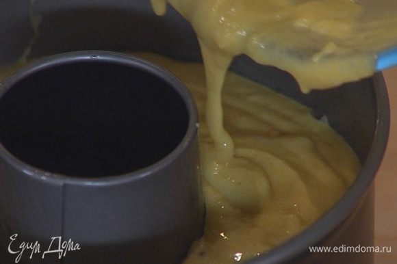 Круглую форму для кекса смазать растительным маслом, влить тесто и равномерно распределить.