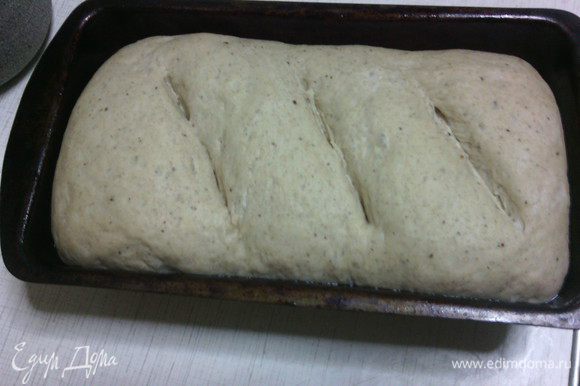 Духовку нагреть до 220С. На хлебе можно сделать надрезы и поставить в духовку. Выпекаем наш хлебушек 35-45 минут (в зависимости от вашей духовки) Мой хлебушек выпекался 40 минут.