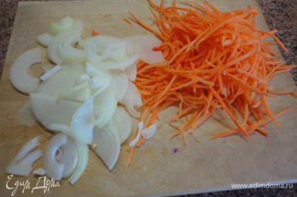 3. Нашинкуйте морковь соломкой, можно на "корейской" терке, как у меня. Лук нарежьте полукольцами.