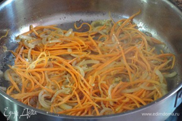 4. На разогретую сковороду влейте оливковое масло. Вначале обжарьте лук до золотистого цвета, затем добавьте морковью и слегка прожарьте, т.е. только до мягкости моркови.