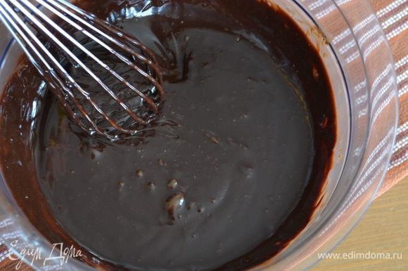 Приготовить шоколадный мусс. Шоколад поломать на маленькие кусочки и сложить в миску. 125 г сливок нагреть, чуть-чуть не доводя до кипения. Вылить сливки в шоколад, подождать 30 секунд и размешать до гладкой, блестящей массы.